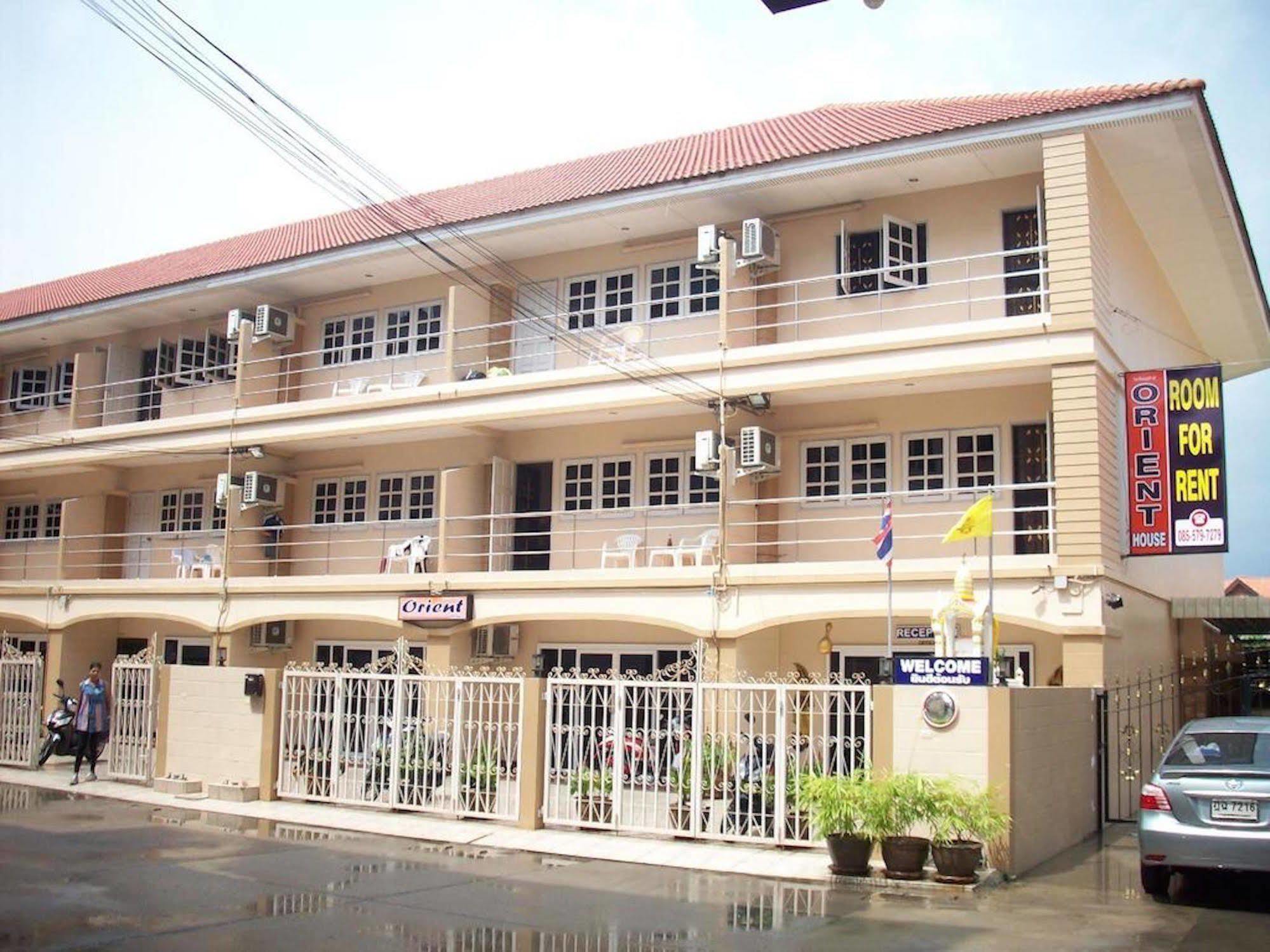 Orient House Hostel Pattaya Buitenkant foto